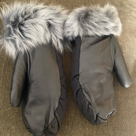 UGG Quilted Smart Mittens - Mismatched Sizes - As Is - Picture 4 of 13